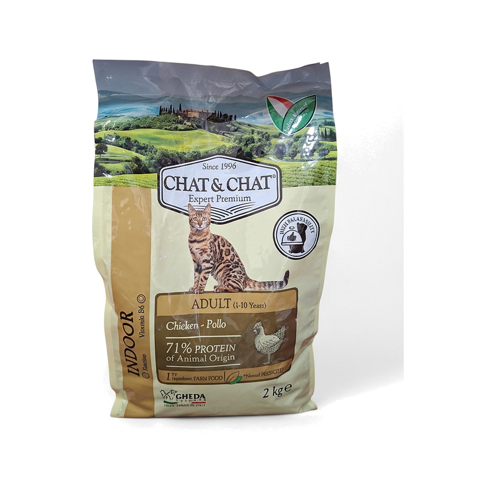 Bag of Chat&Chat Expert Premium adult cat food with chicken flavor, featuring a cat image and beige-green packaging